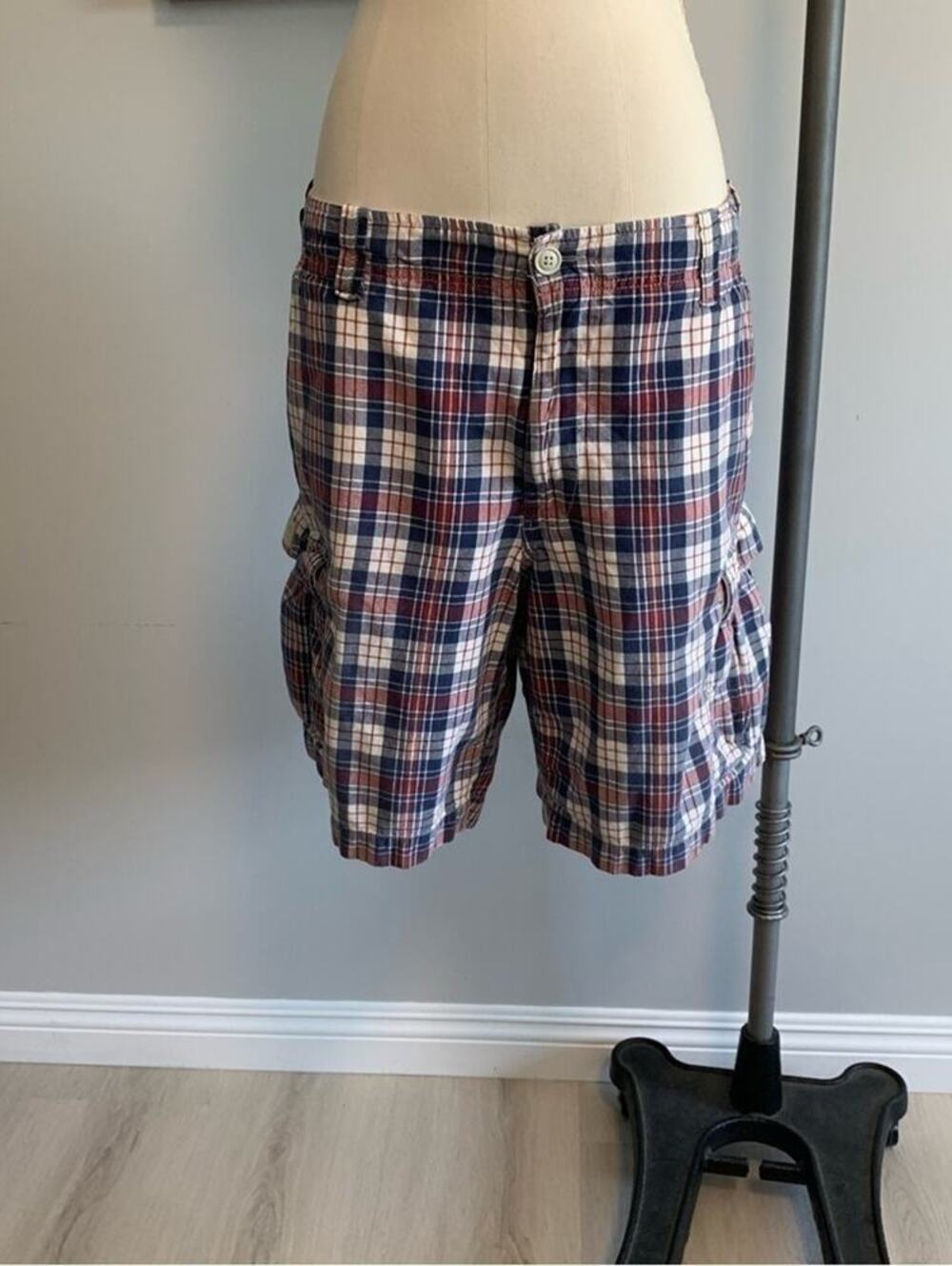 American Living Plaid Cargo Shorts Size 40 Red White Blue Casual Men’s Shorts